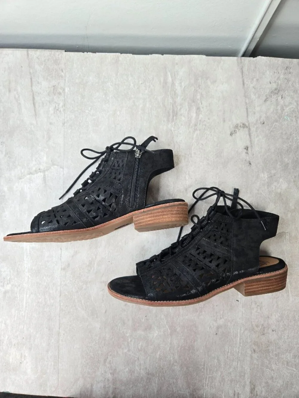 Sofft Boho Lace Sandals 9.5 Metallic Black Leather Flat Strappy Indie Gladiator